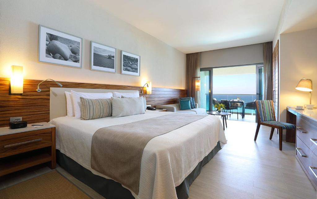 Сьюит (Люкс с кроватью размера «king-size» и видом на море) курортного отеля Emporio Cancun, Канкун