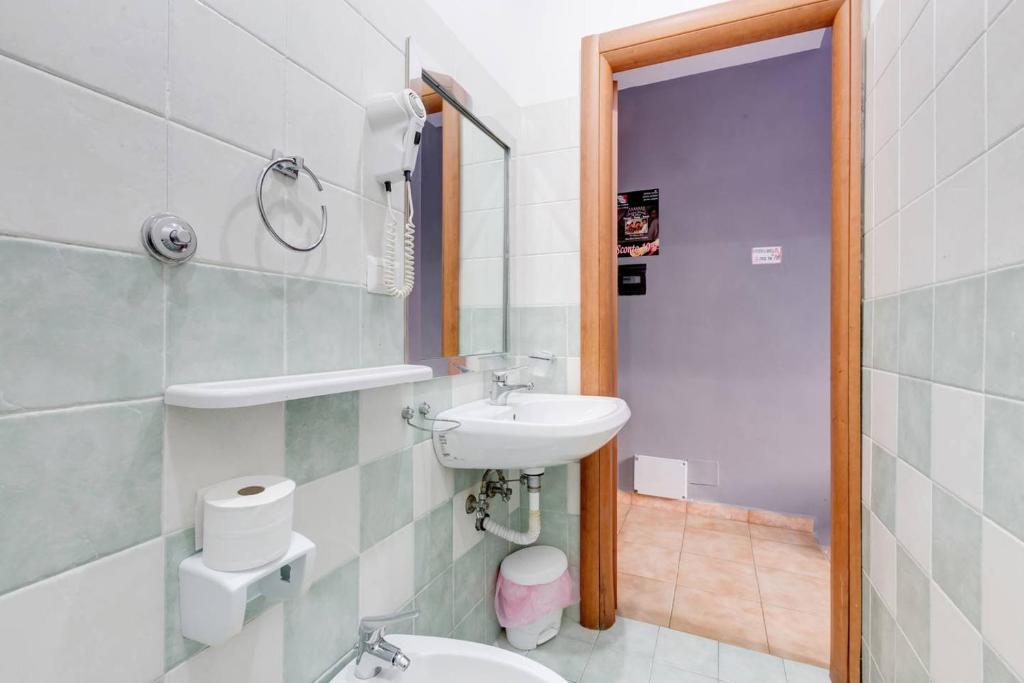 Трехместный (Трехместный номер с собственной ванной комнатой) гостевого дома Golden Ratio, Рим