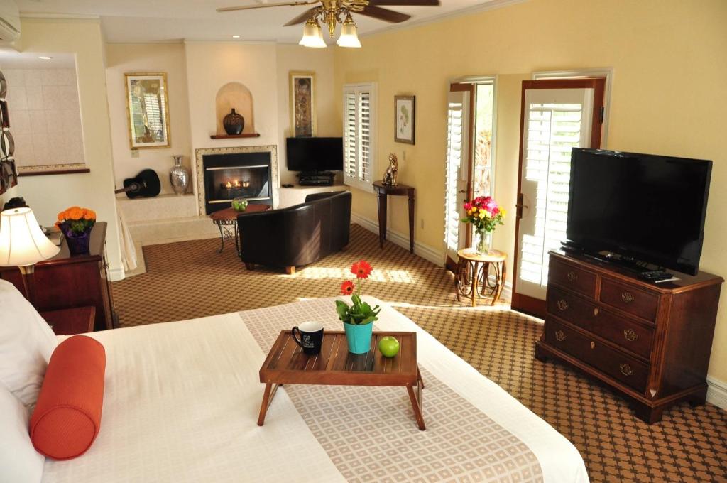 Двухместный (Улучшенный номер с кроватью размера «king-size») отеля The Eagle Inn, Санта-Барбара