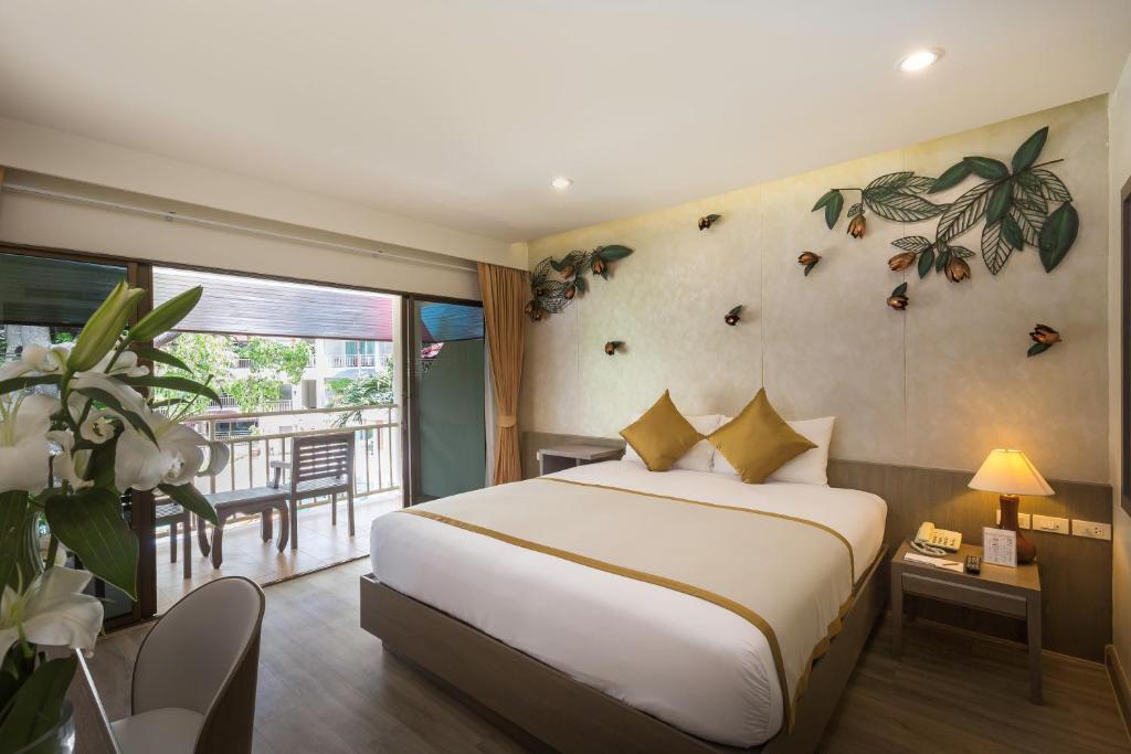 Двухместный (Улучшенный двухместный номер с 1 кроватью или 2 отдельными кроватями) курортного отеля Chanalai Flora Resort, Kata Beach, Пхукет
