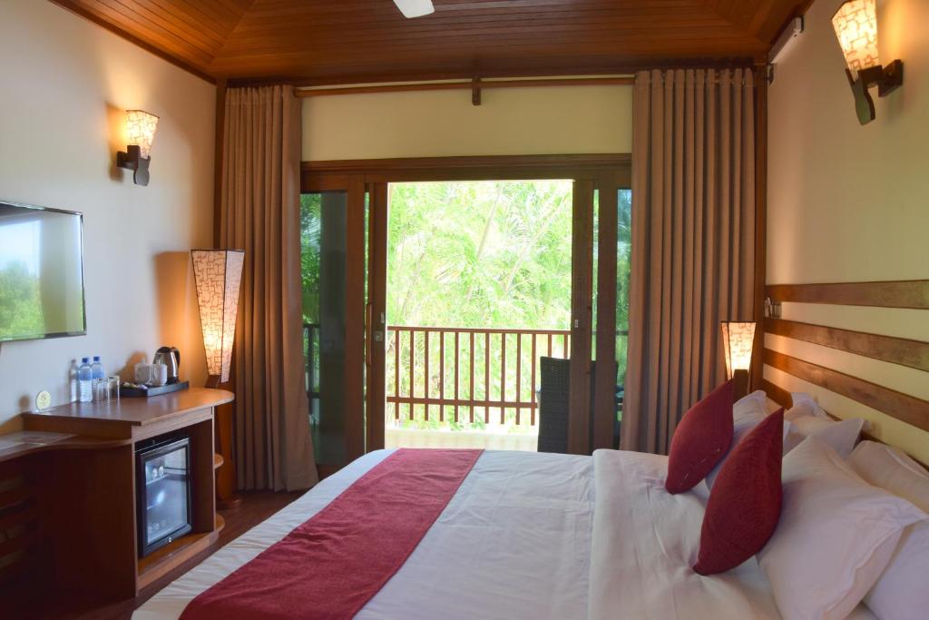 Двухместный (Улучшенный двухместный номер с 1 кроватью или 2 отдельными кроватями, вид на город) гостевого дома Araamu Holidays & Spa, Диффуши