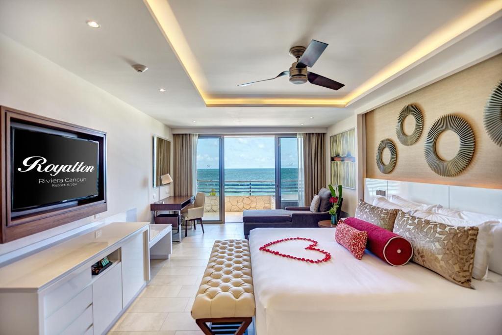 Сьюит (Люкс для новобрачных Diamond Club с видом на океан) курортного отеля Hideaway at Royalton Riviera Cancun All Inclusive-Adults Only, Пуэрто-Морелос