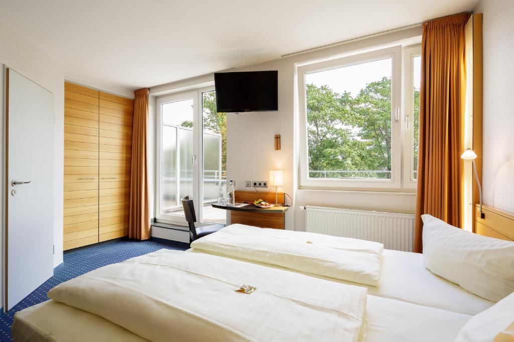 Двухместный (Двухместный номер с 1 кроватью или 2 отдельными кроватями и балконом) отеля MesseHotel Köln-Deutz, Кельн