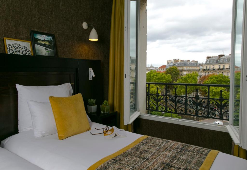 Трехместный (Улучшенный номер с кроватью размера «king-size») отеля Best Western Plus de Neuville Arc de Triomphe, Париж