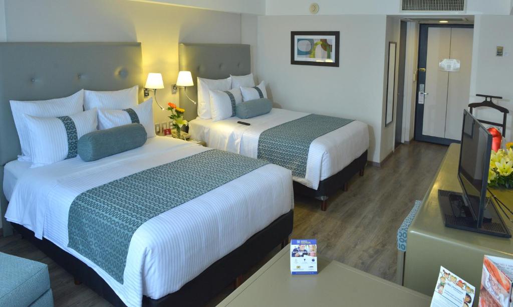 Четырехместный (Улучшенный двухместный номер с 2 двуспальными кроватями — Для некурящих) отеля Best Western PLUS Gran Hotel Morelia, Морелия