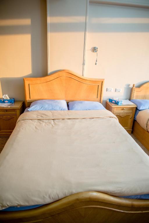 Двухместный (Двухместный номер с 1 кроватью или 2 отдельными кроватями, вид на город) хостела Guardian Guest House, Каир