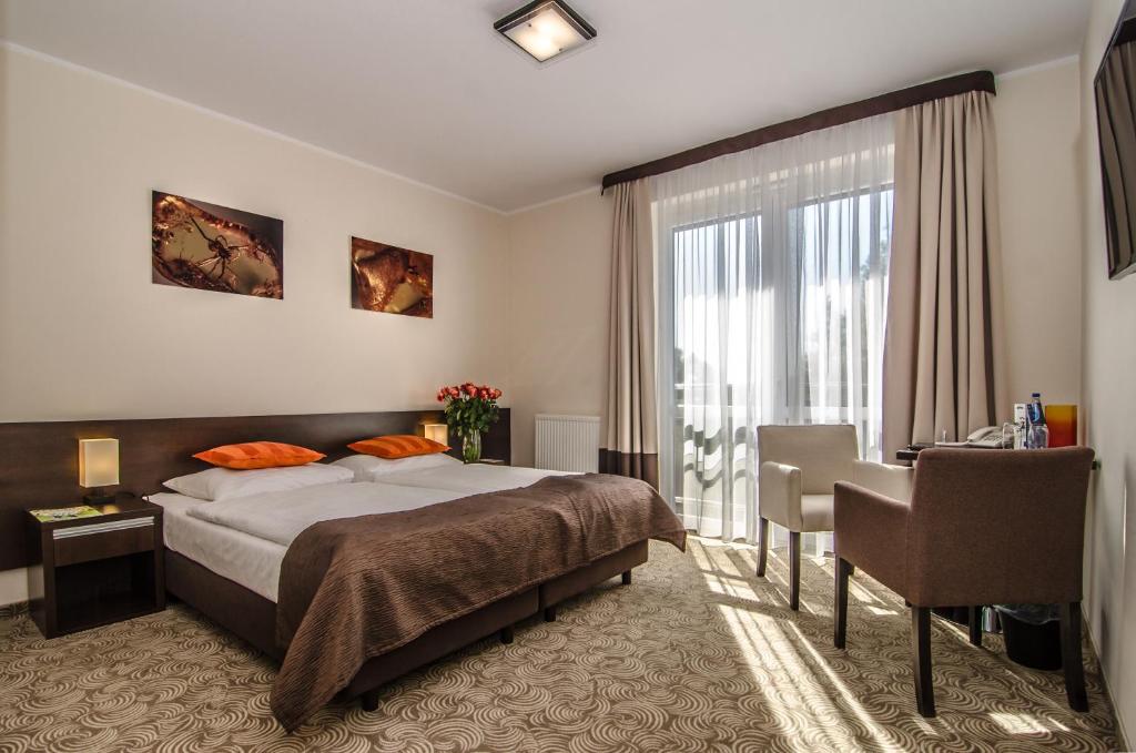 Двухместный (Двухместный номер с 2 отдельными кроватями и частичным видом на озеро) отеля Hotel Emocja SPA, Мельно
