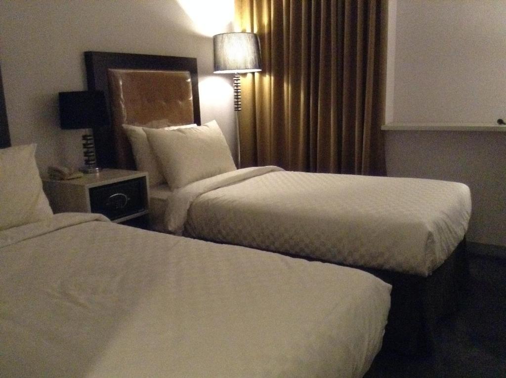 Двухместный (Классический двухместный номер с 2 отдельными кроватями) отеля Maven Fatmawati, Джакарта