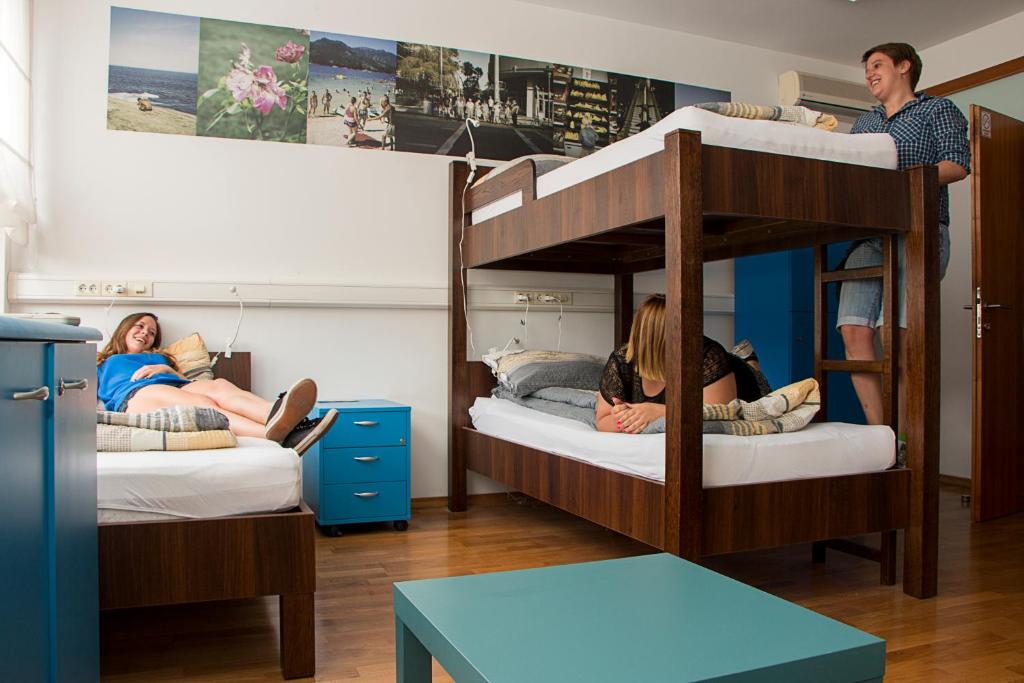 Номер (Кровать в общем 6-местном номере для мужчин и женщин) хостела Hostel Bureau, Загреб