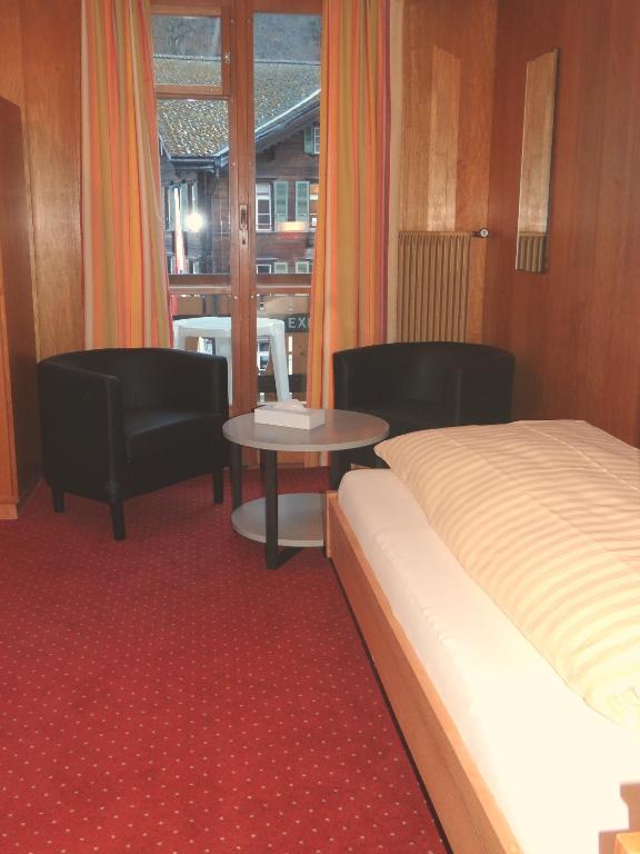 Двухместный (Двухместный номер с 2 отдельными кроватями и балконом) отеля Hotel Staubbach, Лаутербруннен
