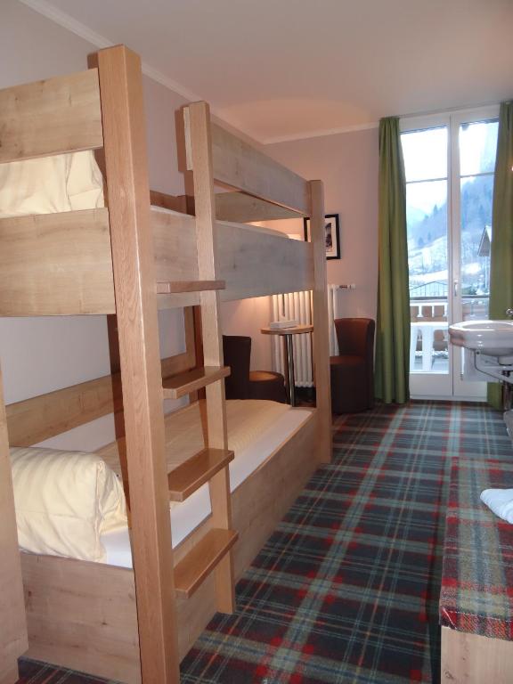 Двухместный (Номер с двухъярусной кроватью и общей ванной комнатой) отеля Hotel Staubbach, Лаутербруннен