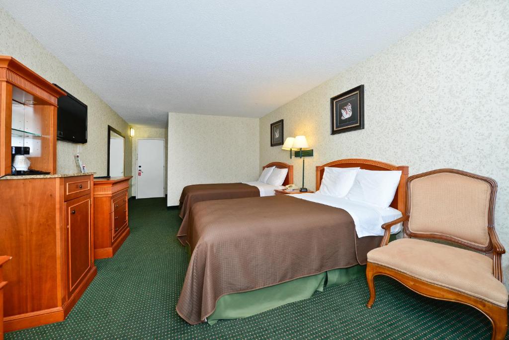 Двухместный (Двухместный номер с 2-мя двуспальными кроватями - Для курящих) отеля Americas Best Value Inn - Baltimore, Балтимор, Мэриленд
