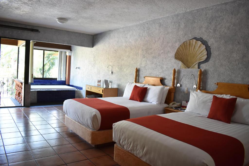 Сьюит (Люкс с 2 двуспальными кроватями и гидромассажной ванной) отеля Hosteria Las Quintas Hotel & Spa, Куэрнаваки