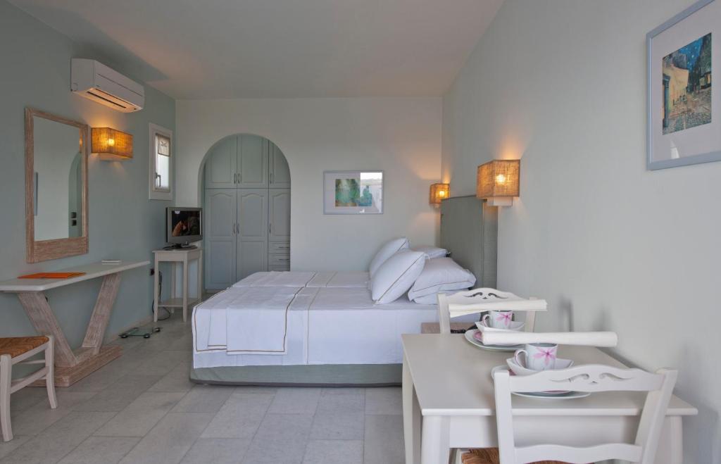 Студио (Двухместный номер Делюкс с 1 кроватью или 2 отдельными кроватями и балконом) апарт-отеля Ammos Naxos Exclusive Apartments & Studios, Наксос
