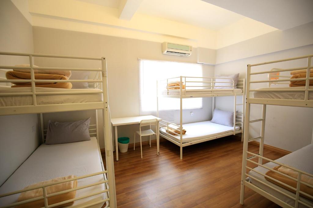 Номер (Кровать в общем 8-местном номере для мужчин и женщин) хостела Travelogue Guest House, Куала-Лумпур