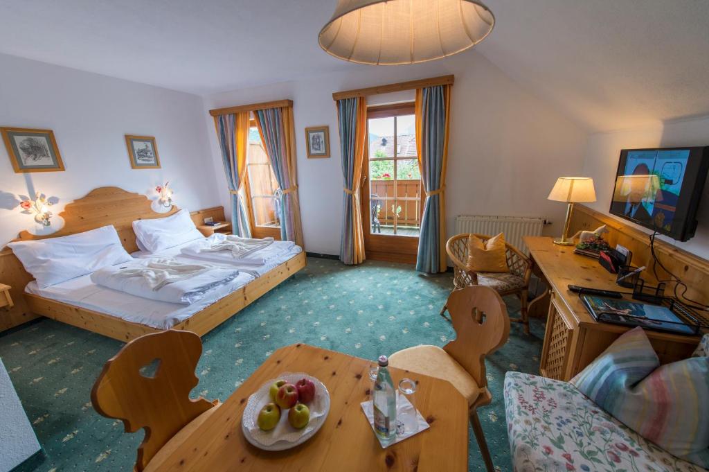 Двухместный (Двухместный номер с 1 кроватью и балконом) отеля Gutshof Wolfgangsee Resort & Event Hotel, Санкт-Гильген