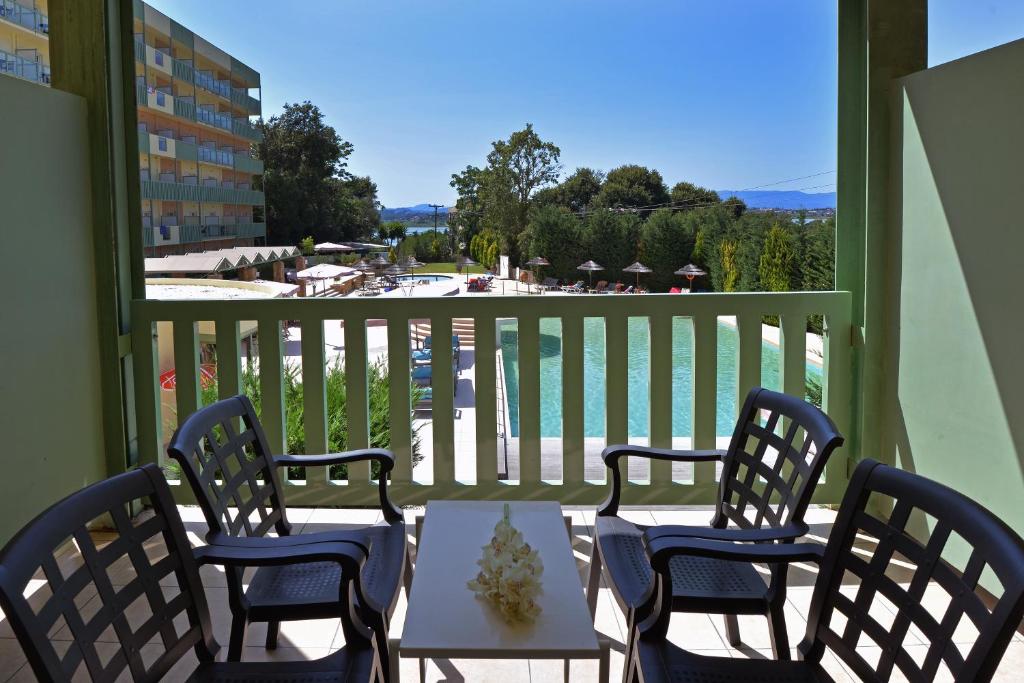 Семейный (Стандартный семейный номер с видом на бассейн (для 2 взрослых и 2 детей)) отеля Ariti Grand Hotel, Керкира