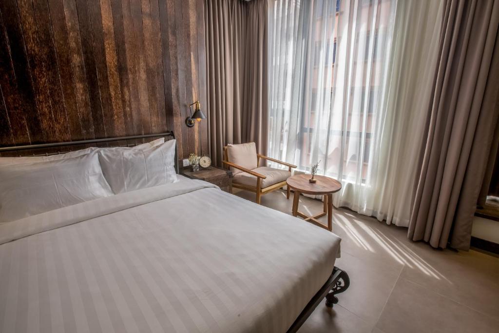 Двухместный (Улучшенный двухместный номер с 1 кроватью) отеля EMAN-SIM BOUTIQUE HOTEL, Пномпень