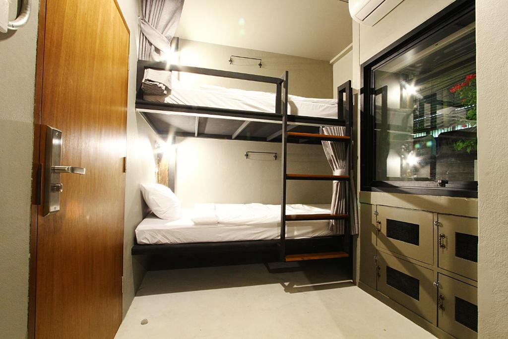 Номер (Кровать в общем 6-местном номере для мужчин и женщин), Here Hostel Bangkok