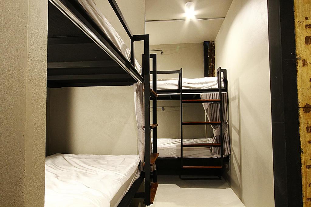 Номер (Кровать в общем 6-местном номере для мужчин и женщин), Here Hostel Bangkok