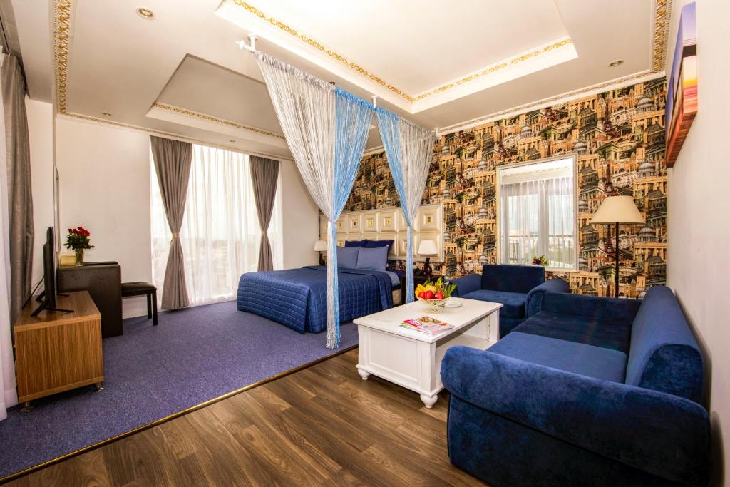 Отель Golden Crown Hotel, Хошимин