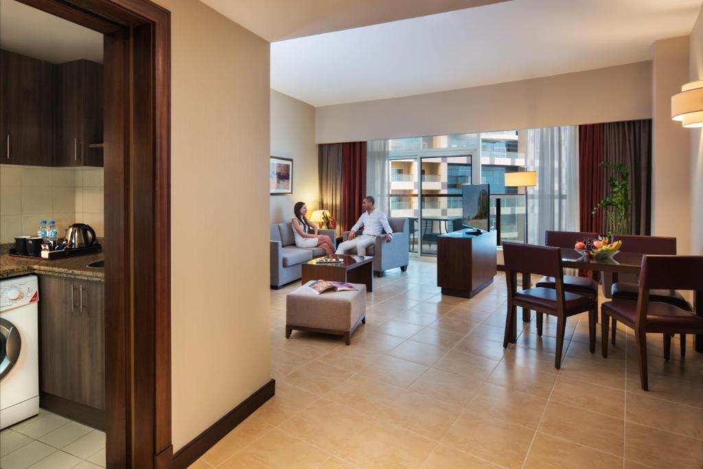 Сьюит (Люкс «Премиум») курортного отеля Khalidiya Palace Rayhaan by Rotana, Abu Dhabi, Абу-Даби
