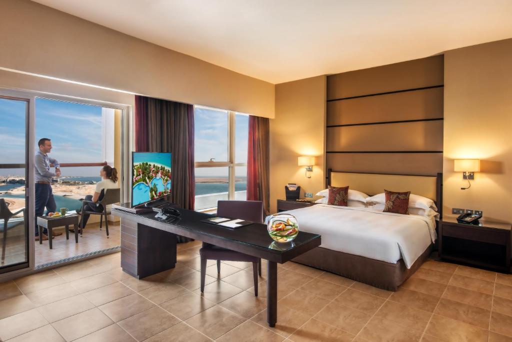 Двухместный (Номер «Премиум» с кроватью размера «king-size» и балконом) курортного отеля Khalidiya Palace Rayhaan by Rotana, Abu Dhabi, Абу-Даби