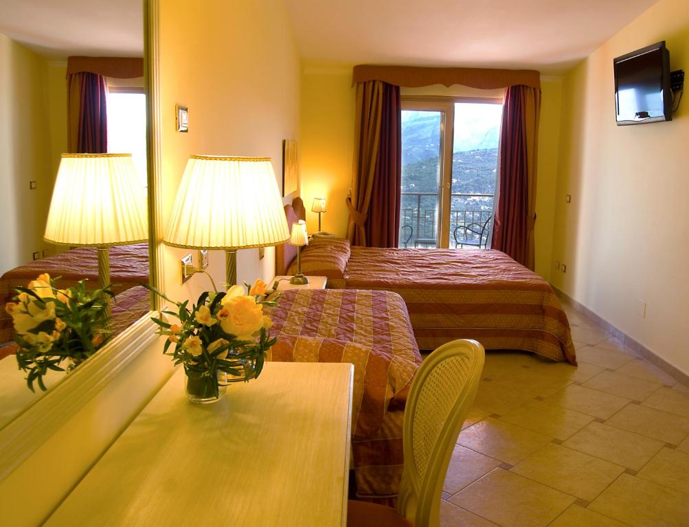 Четырехместный (Классический четырехместный номер с балконом) отеля Hotel La Vue d'Or, Сорренто