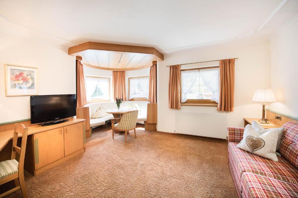 Семейный (Room with separate bed- and living room) отеля Living & Spa Vitalhotel Edelweiss, Нойштифт