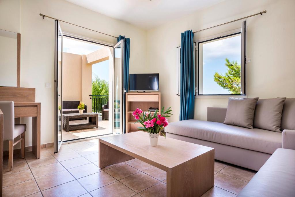 Апартаменты (Улучшенные апартаменты с 1 спальней и видом на море) апарт-отеля Dionysos Village Resort, Ласси