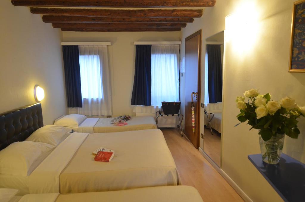 Четырехместный (Четырехместный номер с собственной ванной комнатой) гостевого дома Piccolo Tiepolo, Венеция