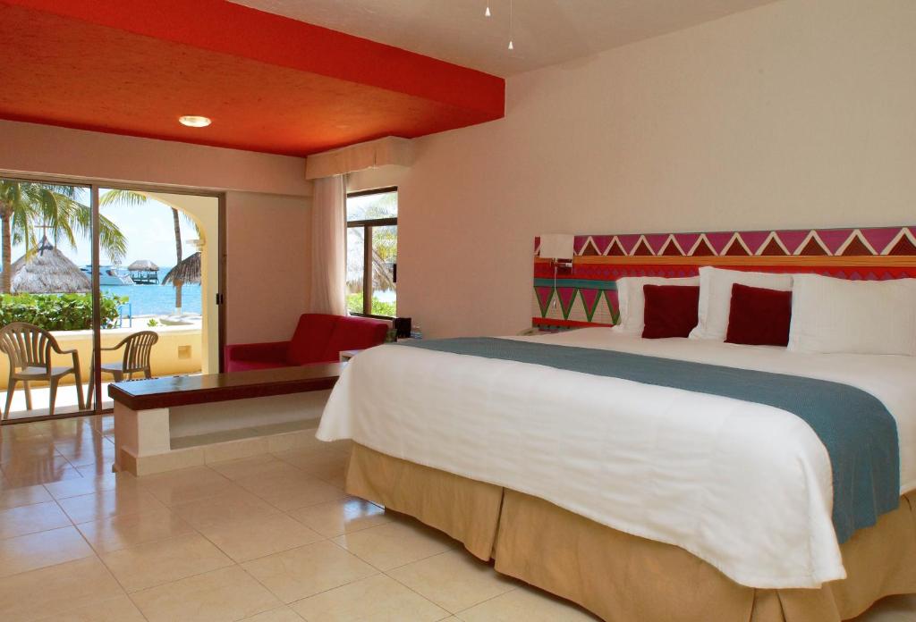 Сьюит (Полулюкс, вид на море (для 2 взрослых и 2 детей) - Дети размещаются бесплатно) курортного отеля All Ritmo Cancun Resort & Water Park, Канкун