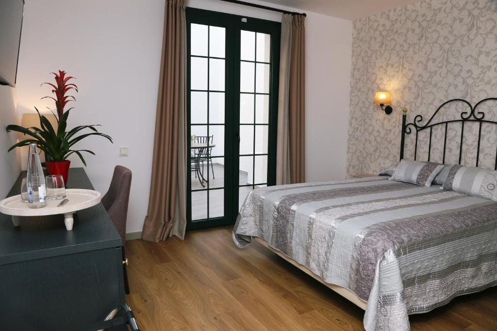 Двухместный (Улучшенный двухместный номер с 1 кроватью и террасой) отеля Jardi de Pedra - Adults Only, Росес