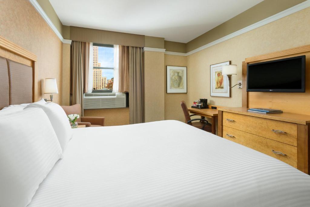 Двухместный (Номер с кроватью размера «king-size» и видом на небоскреб Эмпайр-стейт-билдинг) отеля Nyma, The New York Manhattan Hotel, Нью-Йорк