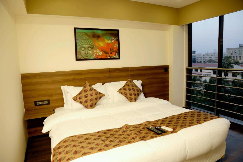 Двухместный (Premium Room - Complimentary 2 way Airport Transfer) отеля Mumbai House, Мумбай