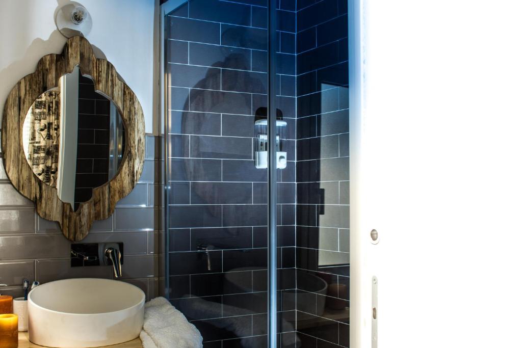 Двухместный (Двухместный номер с 1 кроватью и собственной ванной комнатой) отеля Ad Hoc Rooms, Палермо