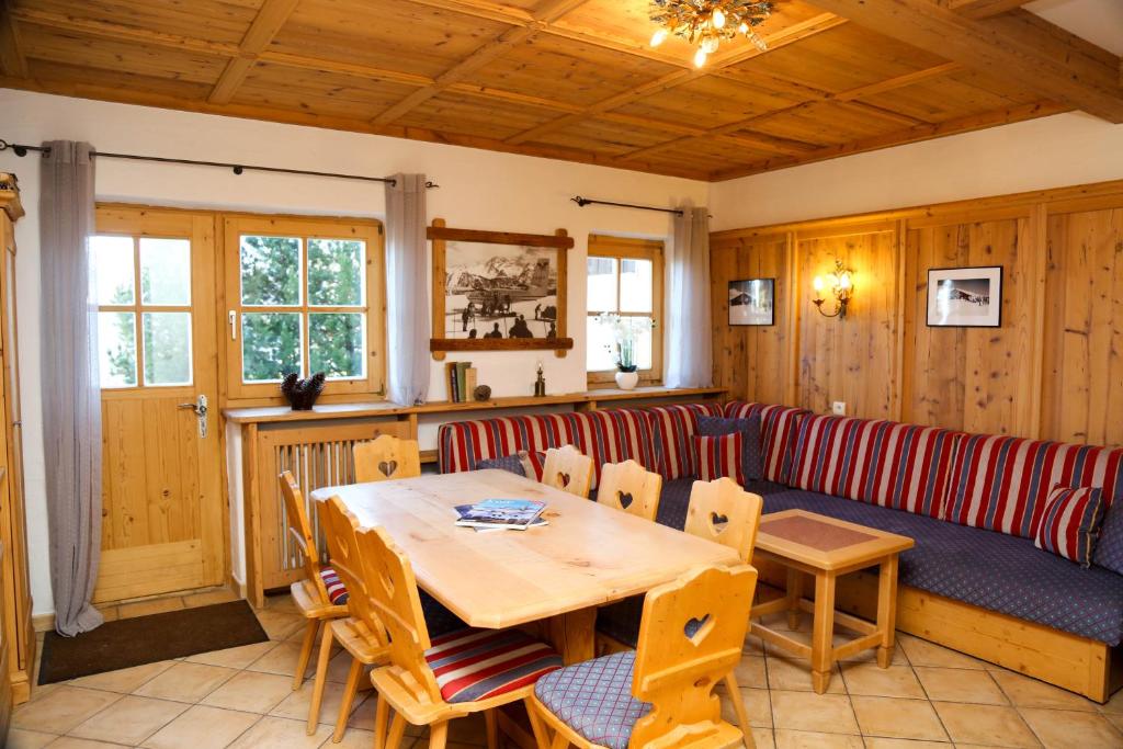 Апартаменты (Просторные апартаменты с 2 спальнями) апарт-отеля Chalet Altibar Courchevel, Куршевель