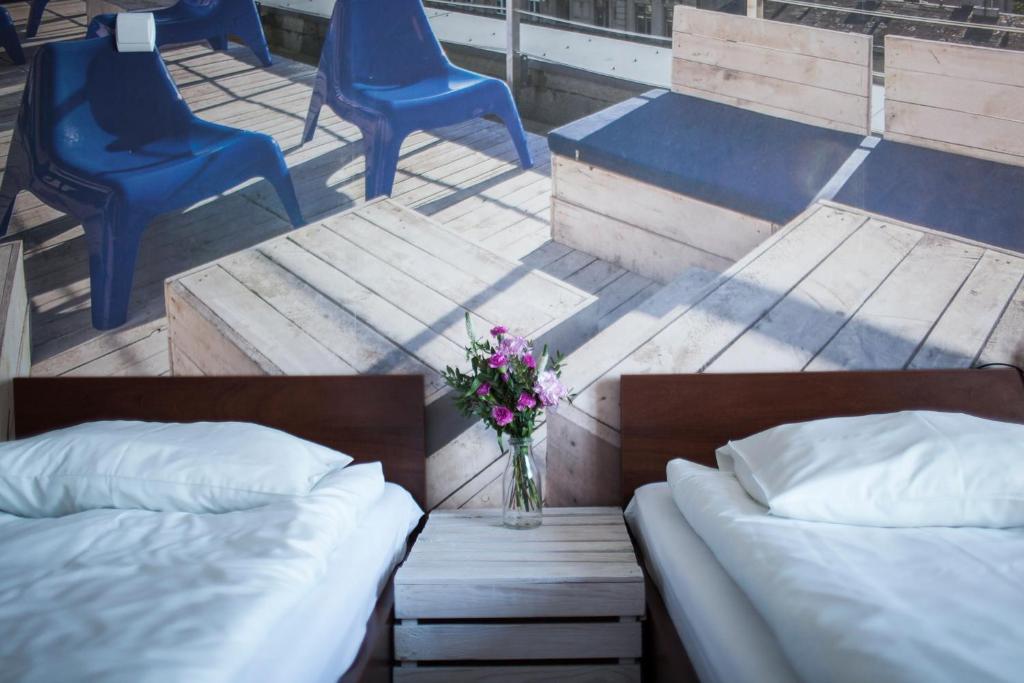Двухместный (Двухместный номер с 2 отдельными кроватями и балконом) хостела Hostel Flamingo, Лодзь