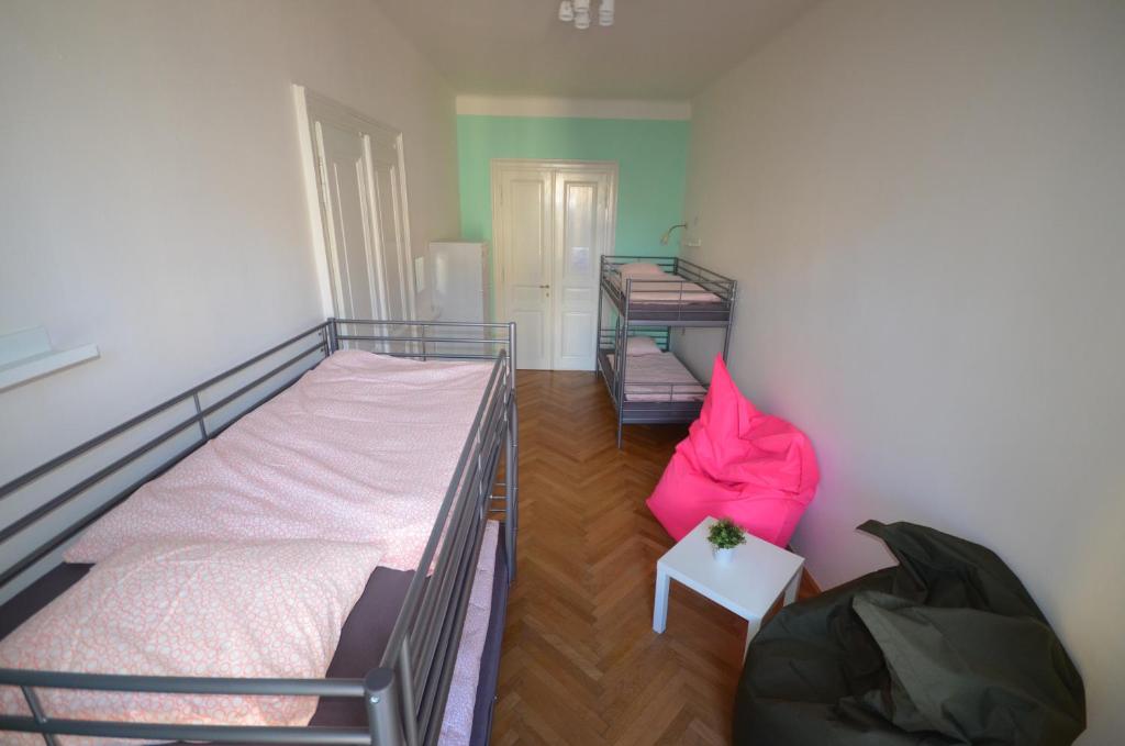 Номер (Кровать в общем номере для женщин с 4 кроватями) хостела Travel&Joy backpackers, Прага