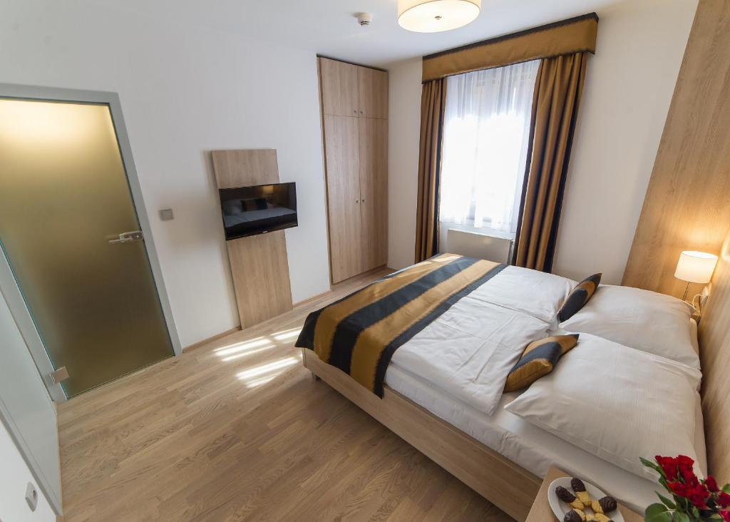 Двухместный (Стандартный двухместный номер с 1 кроватью или 2 отдельными кроватями) отеля Garni hotel Castle Bridge, Чески-Крумлов