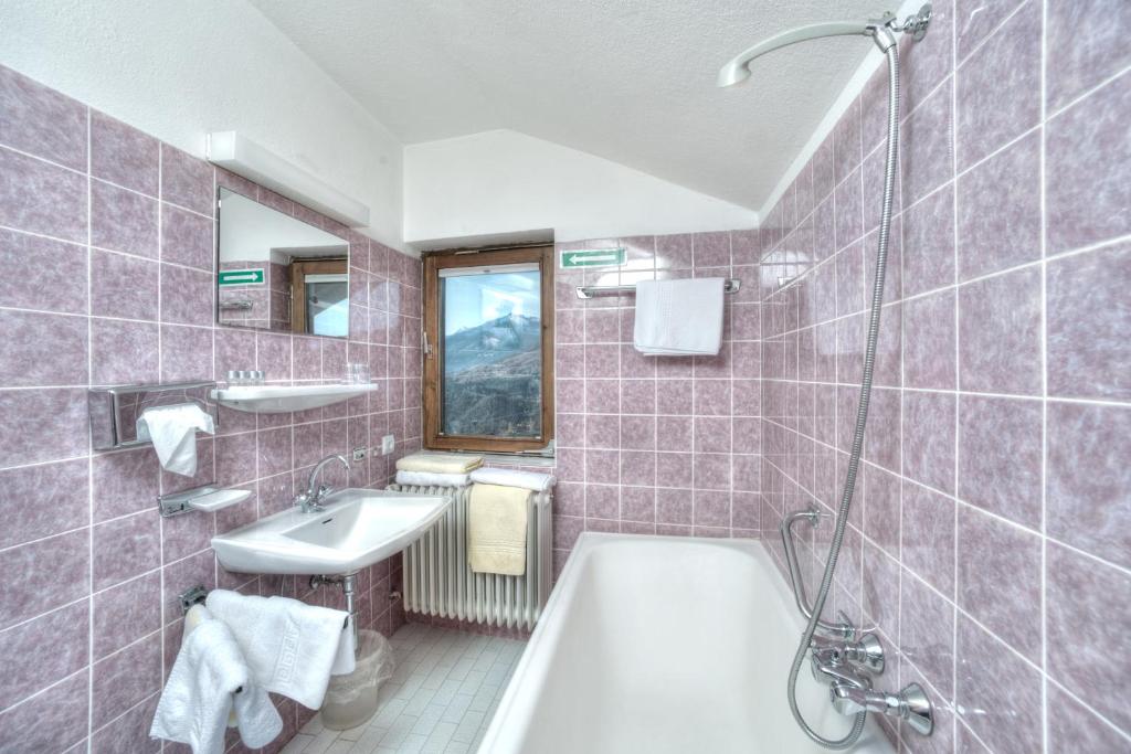 Двухместный (Двухместный номер с 1 кроватью и дополнительной кроватью (для 2 взрослых и 1 ребенка)) отеля Bärenwirth, Инсбрук