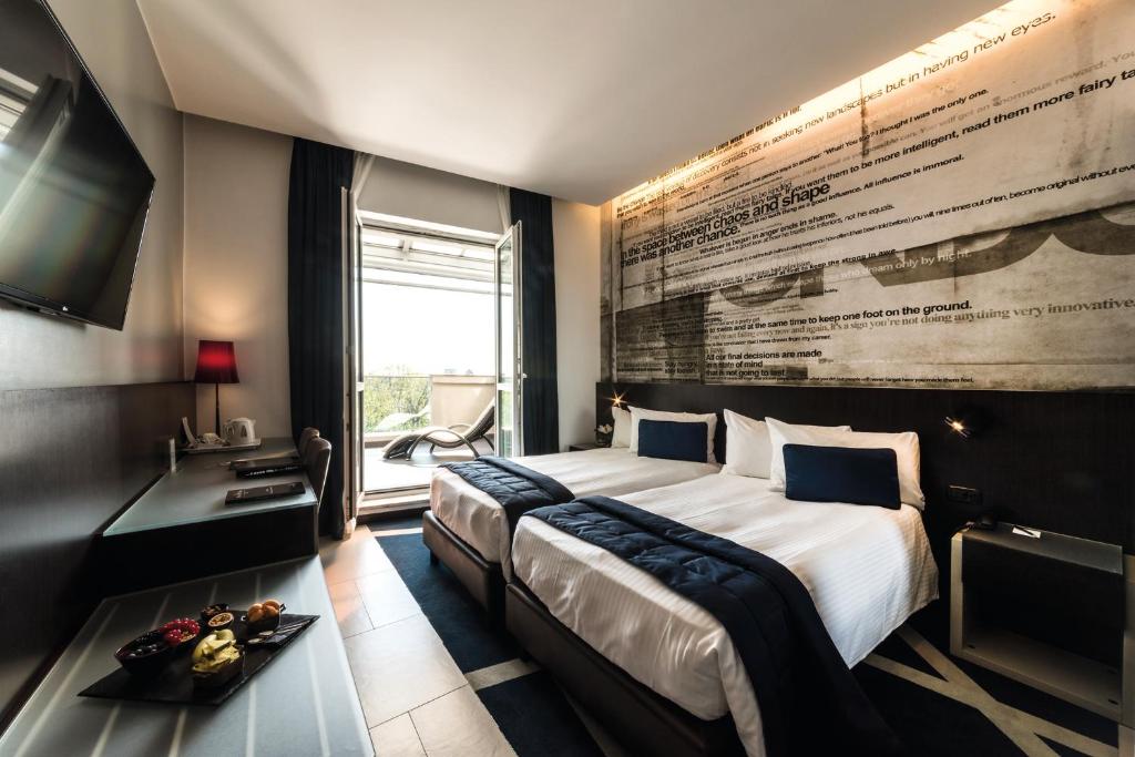 Двухместный (Двухместный номер с 1 кроватью или 2 отдельными кроватями и панорамным видом) отеля Hotel Manin, Милан