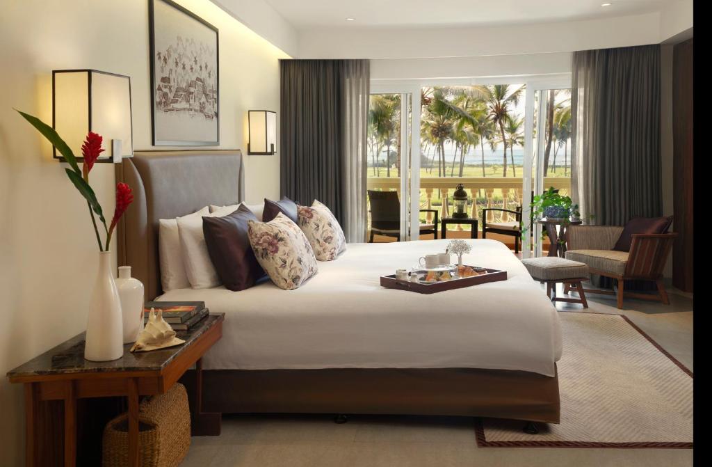 Трехместный (Номер «Премиум» с видом на море и кроватью размера «king-size») курортного отеля Taj Exotica Resort & Spa, Goa, Бенаулим