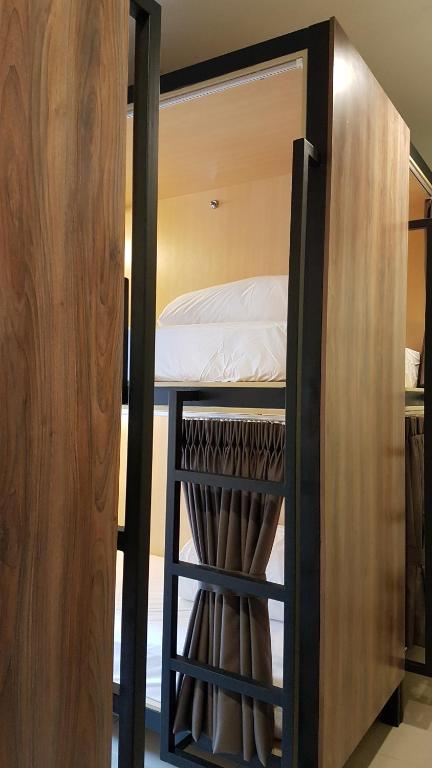 Номер (Кровать в общем 8-местном номере для мужчин и женщин) отеля Hotel 1000 Miles, Куала-Лумпур