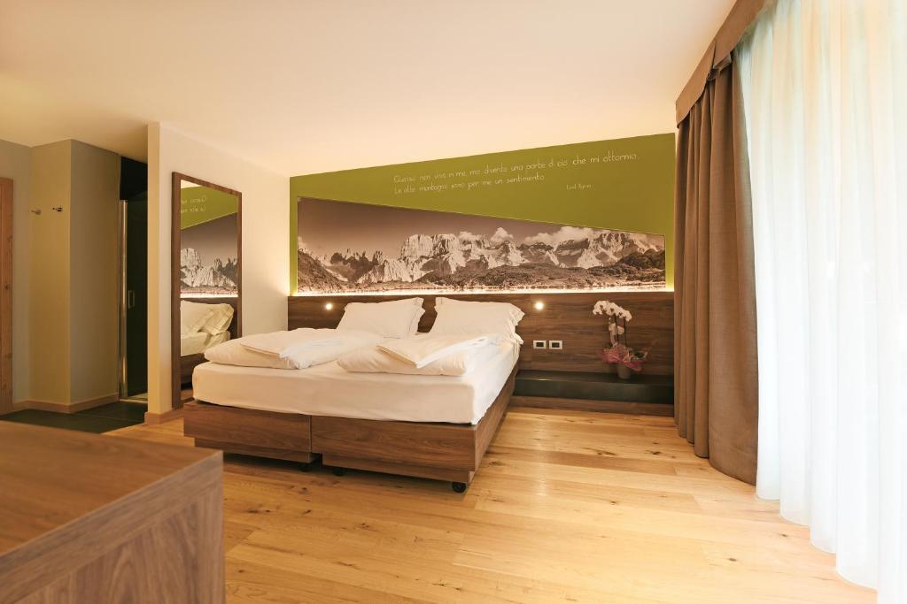 Двухместный (Улучшенный двухместный номер Делюкс с 1 кроватью или 2 отдельными кроватями) отеля Dolomeet Boutique Hotel, Мадонна-ди-Кампильо