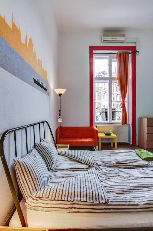 Двухместный (Двухместный номер с двуспальной кроватью и дополнительной кроватью) хостела Pal's Mini Hostel, Будапешт