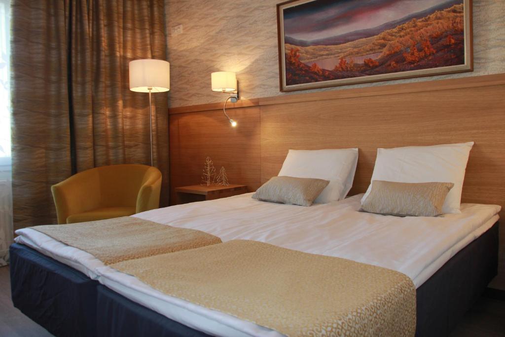 Двухместный (Улучшенный двухместный номер с 2 отдельными кроватями) отеля Hotel Aakenus, Рованиеми