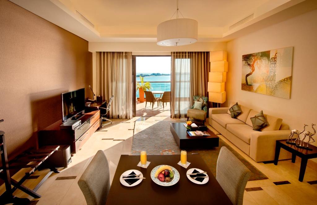 Апартаменты (Апартаменты с 1 спальней и балконом с полным видом на море) курортного отеля Fairmont The Palm, Дубай