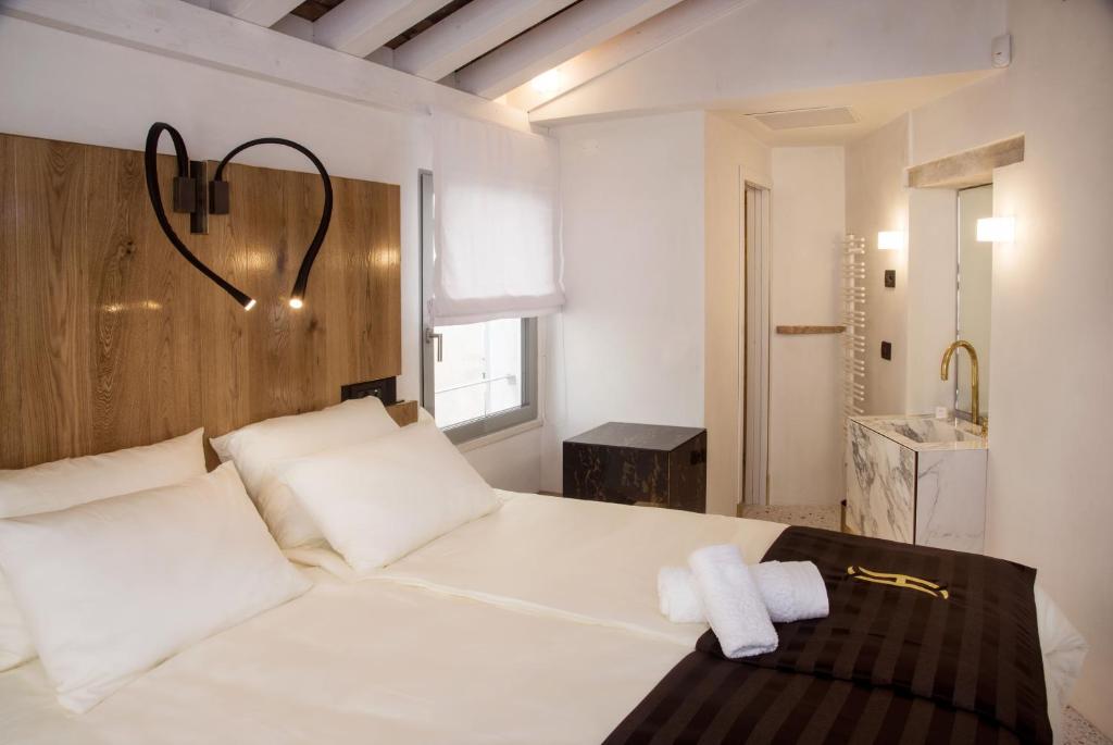 Двухместный (Улучшенный двухместный номер с 1 кроватью или 2 отдельными кроватями и лоджией) отеля Spirito Santo Palazzo Storico, Ровинь
