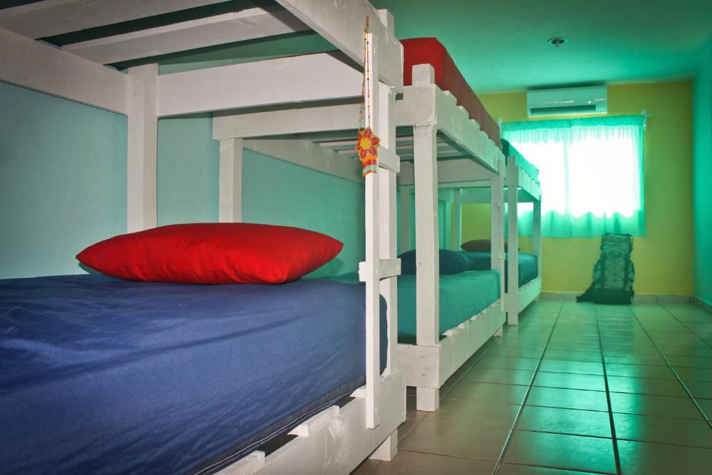 Номер (Кровать в общем номере для мужчин и женщин с 10 кроватями) хостела Tres Mundos Hostel, Плая-дель-Кармен